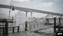 Un paseo marítimo en el puerto deportivo de Clearwater Harbor, Florida, queda inundado por la marea creciente, el 30 de agosto de 2023, después de que el huracán Idalia tocara tierra.