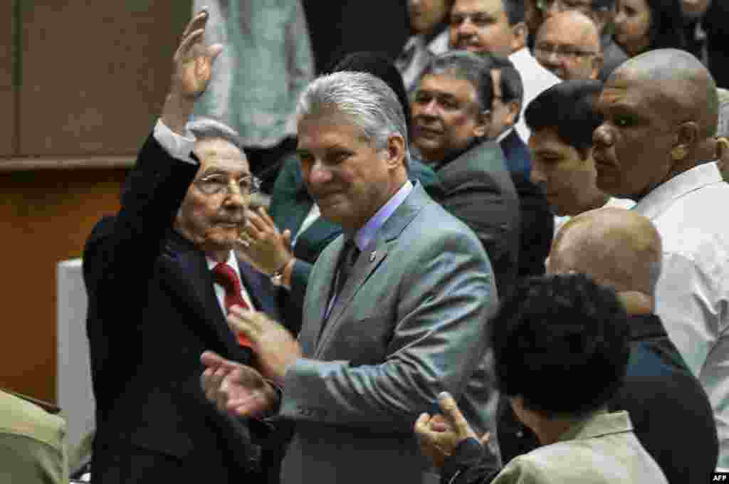 Raúl Castro y Miguel Díaz Canel.