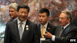 Raúl Castro condecora a su homólogo de China, Xi Jinping (d-i), con la orden José Martí, en el Palacio de la Revolución de La Habana. Archivo.