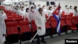 Médicos cubanos reunidos el 4 de junio de 2020, antes de ir a misión en Kuwait. REUTERS/Alexandre Meneghini