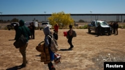 La nueva orden ejecutiva, que entró en vigor a medianoche del miércoles, introduce cambios significativos en la manera en que EE.UU. maneja los cruces ilegales. (REUTERS/José Luis González).