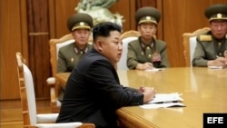 Captura de video del canal Central de Televisión de Corea facilitada por la agencia coreana Yonhap que muestra al líder de Corea del Norte, Kim Jong-un, que preside una reunión de emergencia con el Comité Central Militar del Partido de los Trabajadores en