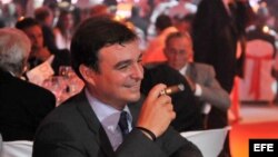 Antonio Castro: "aires de playboy, aficionado a los cigarros finos, al vino blanco de marcas inalcanzables, y ganador de un concurso de golf".