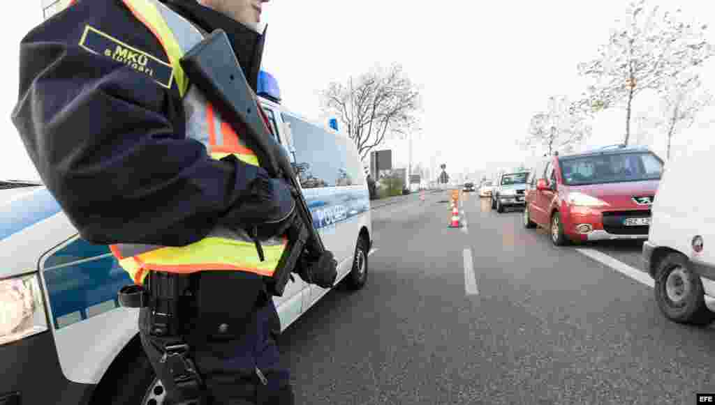 Policías fronterizos franceses revisan vehículos en la frontera entre Francia y Alemania luego de los ataques terroristas del viernes en París.