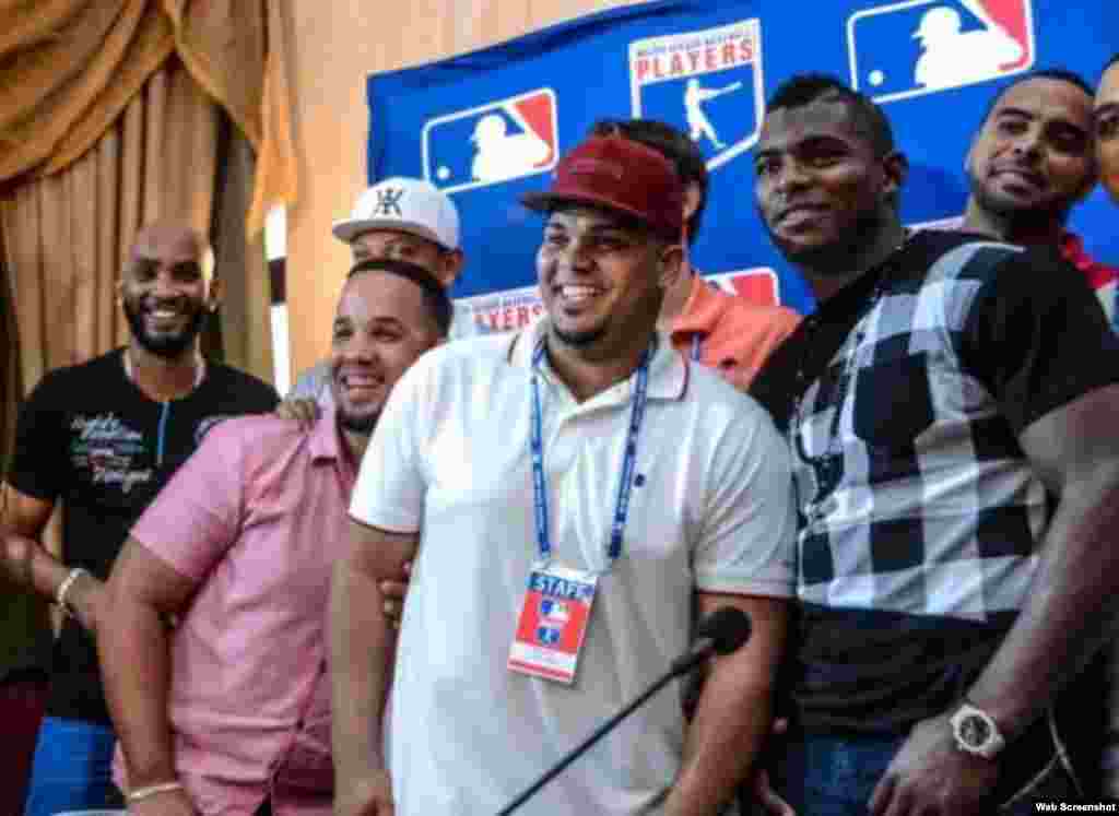 De izquierda a derecha Alexei Ramírez, José Abreu, Bryan Peña y Yasiel Puig, tras la conferencia de prensa que celebró la delegación de MLB en el Hotel Nacional, en La Habana (Cuba), el martes, 15 de diciembre de 2015.