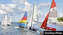 Una regata muy cercana a las comunidades pobres de pescadores en La Habana.