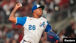 El pitcher cubano Raisel Iglesias, entre los peloteros de la isla que jugarán en los playoff de MLB.(Dale Zanine-Imagn Images vía Reuters)