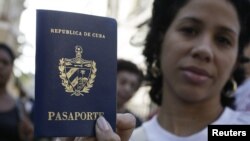 Una cubana muestra su pasaporte cubano obtenido en una oficina de inmigración en La Habana. (Archivo)