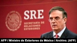 Imagen del folleto difundido por la oficina de prensa de la Cancillería mexicana que muestra al canciller mexicano Marcelo Ebrard hablando durante una conferencia de prensa en la Ciudad de México el 11 de noviembre de 2019. Foto: AFP / Ministro de Exteriores de México / Archivo.