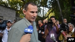 José Daniel Ferrer, líder de la UNPACU, habla con periodistas en Santiago de Cuba. (AFP/Adalberto Roque).