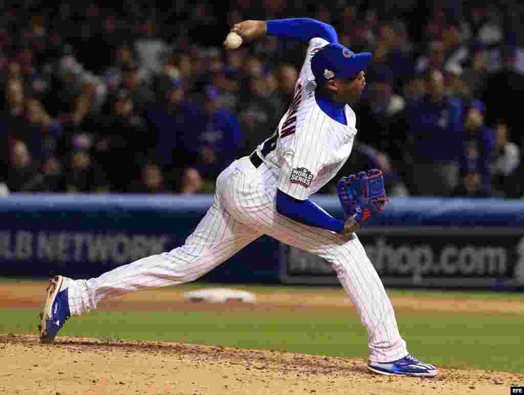 Aroldis Chapman lanzando contra los Indios de Cleveland en el Wrigley Field de Chicago.