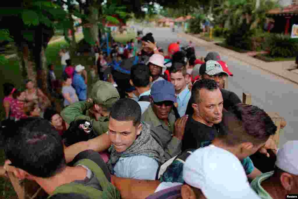 Pasajeros se trasladan en el vagón de un tractor, en Viñales, Pinar del Río. (REUTERS/Alexandre Meneghini)