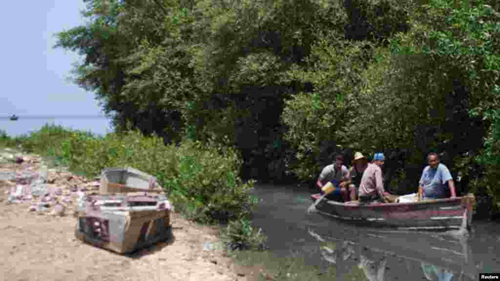 Pescadores regresan del mar en la oriental provincia Granma, en embarcaciones improvisadas, similares a las que usan muchos balseros que intentan escapar de la isla por esa zona. 