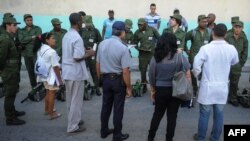 Autoridades de salud coordinan una fumigación contra el Aedes aegypti en La Habana. AFP / YAMIL LAGE