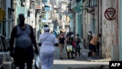 Una calle de La Habana Vieja, donde ocurri[o un nuevo brote de COVID-19. (YAMIL LAGE / AFP)