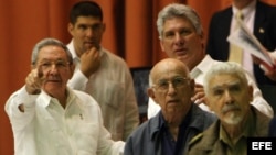 Raúl Castro (i), el primer vicepresidente cubano, Miguel Díaz-Canel (c-detrás) y los también vicepresidentes Ramón Machado Ventura (c-frente), Ramiro Valdés (2-d) y Salvador Valdés Mesa (d), asisten hoy, sábado 20 de diciembre de 2014.