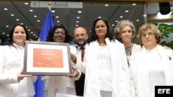 Presidente del Parlamento Europeo Martin Schulz, posa junto a Laura María Labrada Pollán, Berta Soler, Belkis Cantillo, Elena Larrinaga y Blanca Reyes en la entrega del Premio Sájarov otorgado en 2005 a las Damas de Blanco.