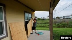 Un hombre se prepara antes de la llegada del huracán Beryl, en Rockport, Texas, EEUU, el 7 de julio de 2024. REUTERS/Daniel Becerril