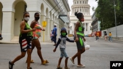 El gobierno cubano anunció este martes nuevas medidas de control para contener la transmisión del COVID-19. (YAMIL LAGE / AFP)