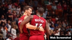 (i-e) Dragic y Waiters.