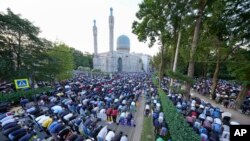 Musulmanes orando durante Eid al-Adha, en San Petersburgo, el 9 de julio de 2022. (AP Photo/Dmitri Lovetsky).