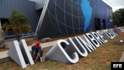 Un trabajador pinta una parte de un letrero de la II Cumbre de la Comunidad de Estados Latinoamericanos y del Caribe (Celac). 