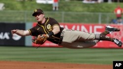 Gordon Beckham, de los Padres de San Diego, durante el entrenamiento de primavera 2020. (AP Photo/Darron Cummings, File)