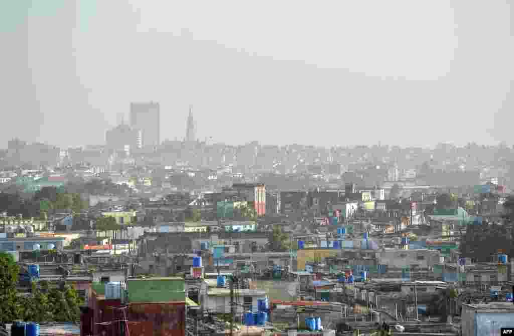 Vista de la capital cubana en la ma&#241;ana de este jueves, 25 de junio, cubierta por el polvo del Sahara. (Yamil LAGE / AFP)