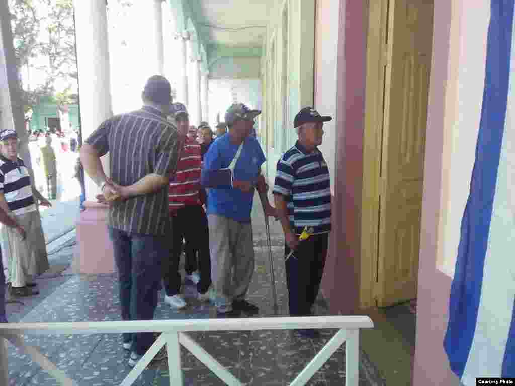 Fila para entrar a la firma de la fidelidad a Castro. 