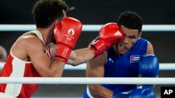 El francés Sofiane Oumiha (izquierda) se enfrenta al cubano Erislandy Alvarez Borges en la final de boxeo de los Juegos Olímpicos de París 2024. (AP/John Locher/Archivo)