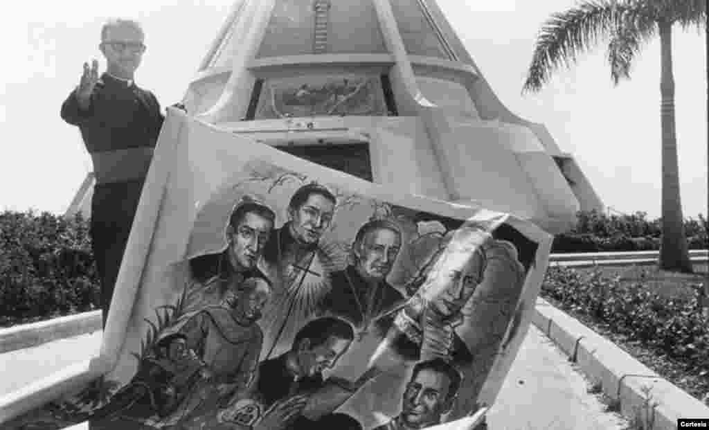 Padre Agust&iacute;n Rom&aacute;n con un boceto del mural que ahora constituye el tel&oacute;n de fondo del altar en el Santuario de Nuestra Se&ntilde;ora de la Caridad.