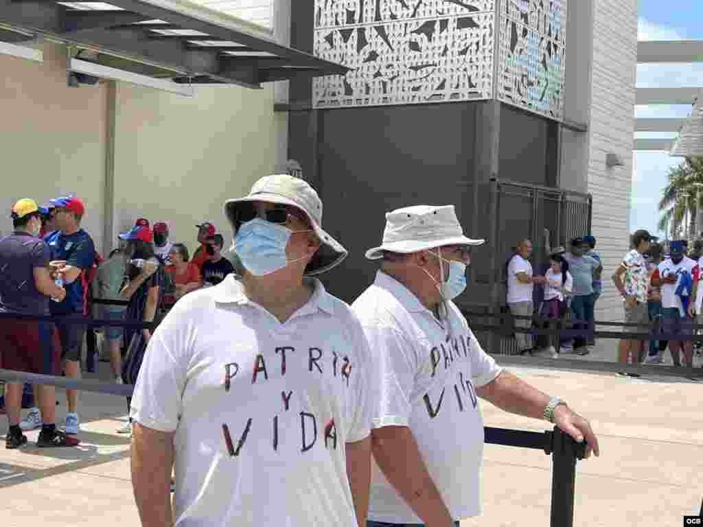 Patria y Vida en las camisetas de los asistentes al juego Cuba vs Venezuela 