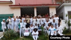 Las Damas de Blanco se toman una foto frente a la sede de su movimiento en Lawton.