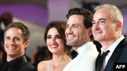 De izquierda a derecha, los actores Gael García Bernal, Penélope Cruz y Edgar Ramírez, y el director Olivier Assayas en el estreno de la película "Wasp Network", Red Avispa (Foto: Vincenzo Pinto/AFP).