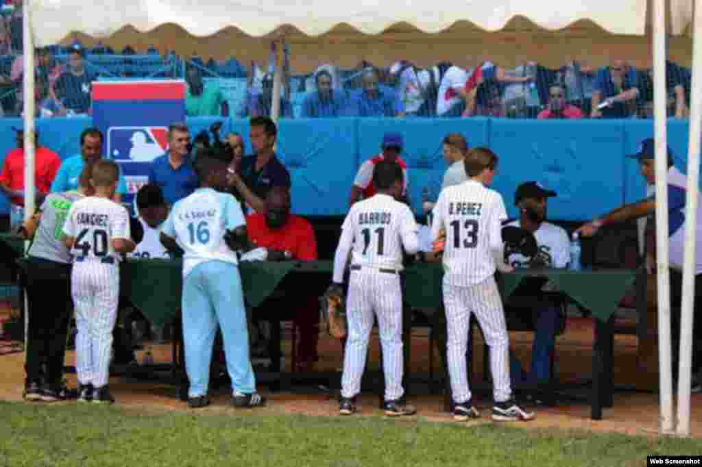 Yasiel Puig, Pedro L. Lazo y Alexei Ramírez firman autógrafos en el Estadio Latinoamericano.