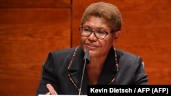 La congresista Karen Bass el 17 de junio de 2020 en una audiencia sobre la justicia y la policía (Kevin Dietsch / AFP).