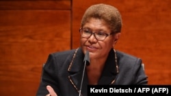 La congresista Karen Bass el 17 de junio de 2020 en una audiencia sobre la justicia y la policía