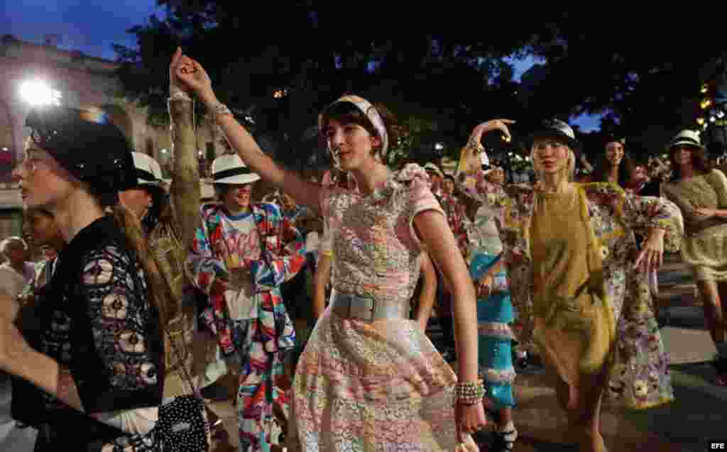 Las modelos que participaron en el primer desfile de la casa de modas Chanel en La Habana.