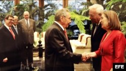 Raúl Castro saluda en el Palacio de la Revolución de La Habana al ministro español de Exteriores, José Manuel García-Margallo (2d) y a la ministra española de Fomento , Ana Pastor (d). 