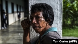 Hombre yukpa, en El Tukuko, quien procesa sangre de pacientes que enfrentan la amenaza de la malaria.