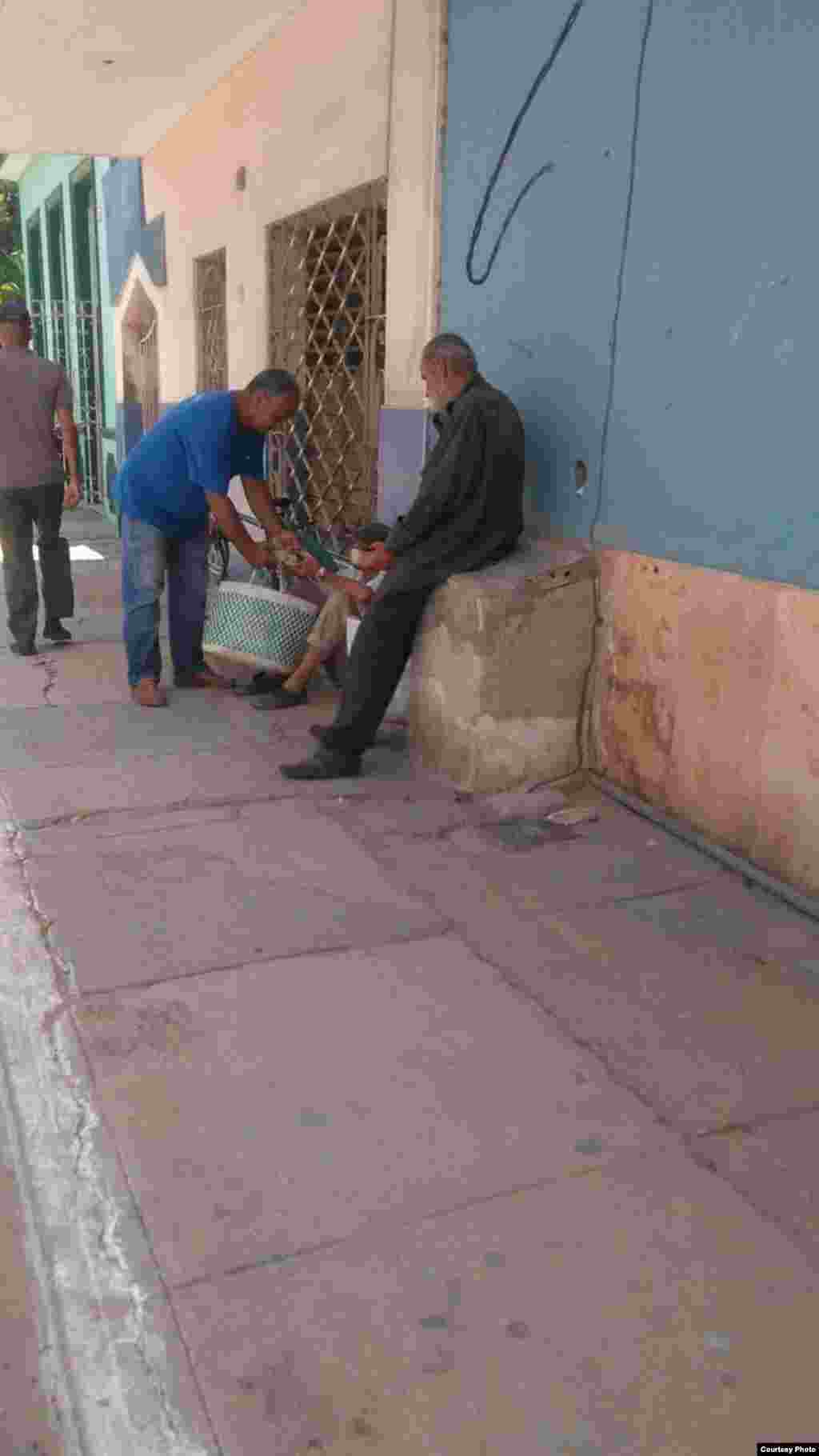 &nbsp;Colaboradores del Proyecto Capitán Tondique en la calles ofreciendo alimentos a los necesitados