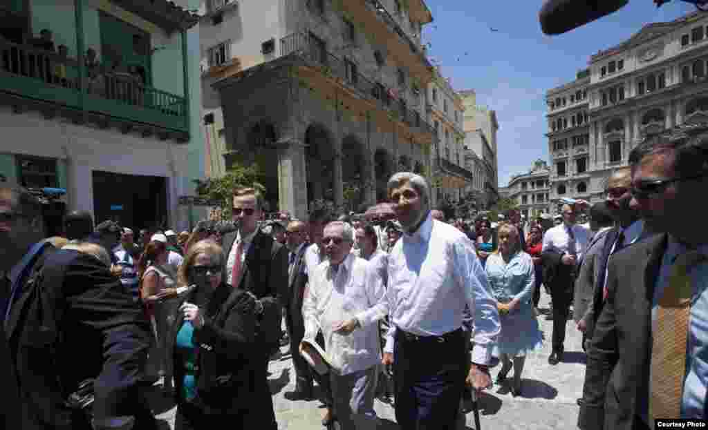 Kerry pasea por La Habana Vieja.