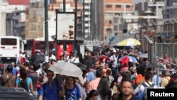 Miles de personas se aglomeraron en las paradas de autobuses o regresaron caminando a sus casas tras el apagón. 