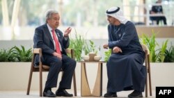 El jeque Mohamed bin Zayed Al Nahyan (der.) y Antonio Guterres, antes de la apertura de la cumbre climática COP28 en Dubai, el 1 de diciembre de 2023. Rashed AL-MANSOORI / TRIBUNAL PRESIDENCIAL DE LOS EAU / AFP