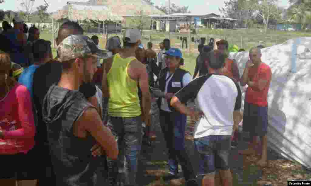 Representantes de la Defensoría del Pueblo verifican temas como el acceso al agua, la salud, y la alimentación d elos migrantes varados en la selva del Darién.