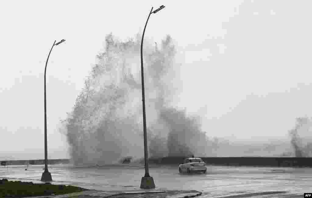 Oleaje en el Malecón habanero por los efectos del huracán Milton.YAMIL LAGE/AFP