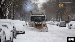 Una máquina quitanieves trabaja en una calle de Nueva York.