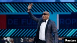 Alexander Delgado de Gente De Zona saluda mientras sube al escenario para aceptar el premio al mejor álbum de fusión tropical por "Visualizate" en la 17a Entrega Anual de los Premios Grammy Latinos en Las Vegas, Nevada, EE. UU., 17 de noviembre de 2016. R