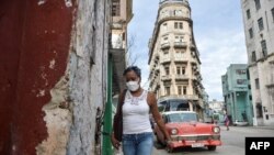 Una mujer camina por una calle de La Habana. (Yamil LAGE / AFP)