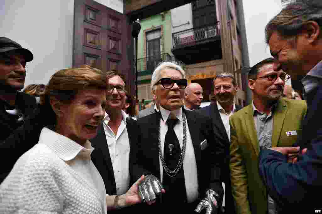 El director creativo de Chanel, Karl Lagerfeld, recorre la muestra fotográfica "Obra en proceso-Work in progress", compuesta por más de 200 fotografías de su autoría en La Habana (Cuba).